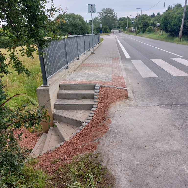 Schůdky na pěšinu k přehradě